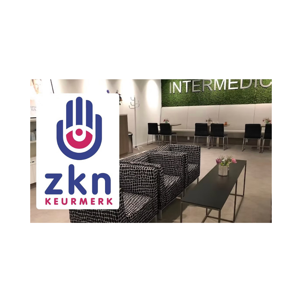 Wachtruimte van Intermedica kliniek met zitplaatsen, tafel en ZKN-keurmerk logo zichtbaar.