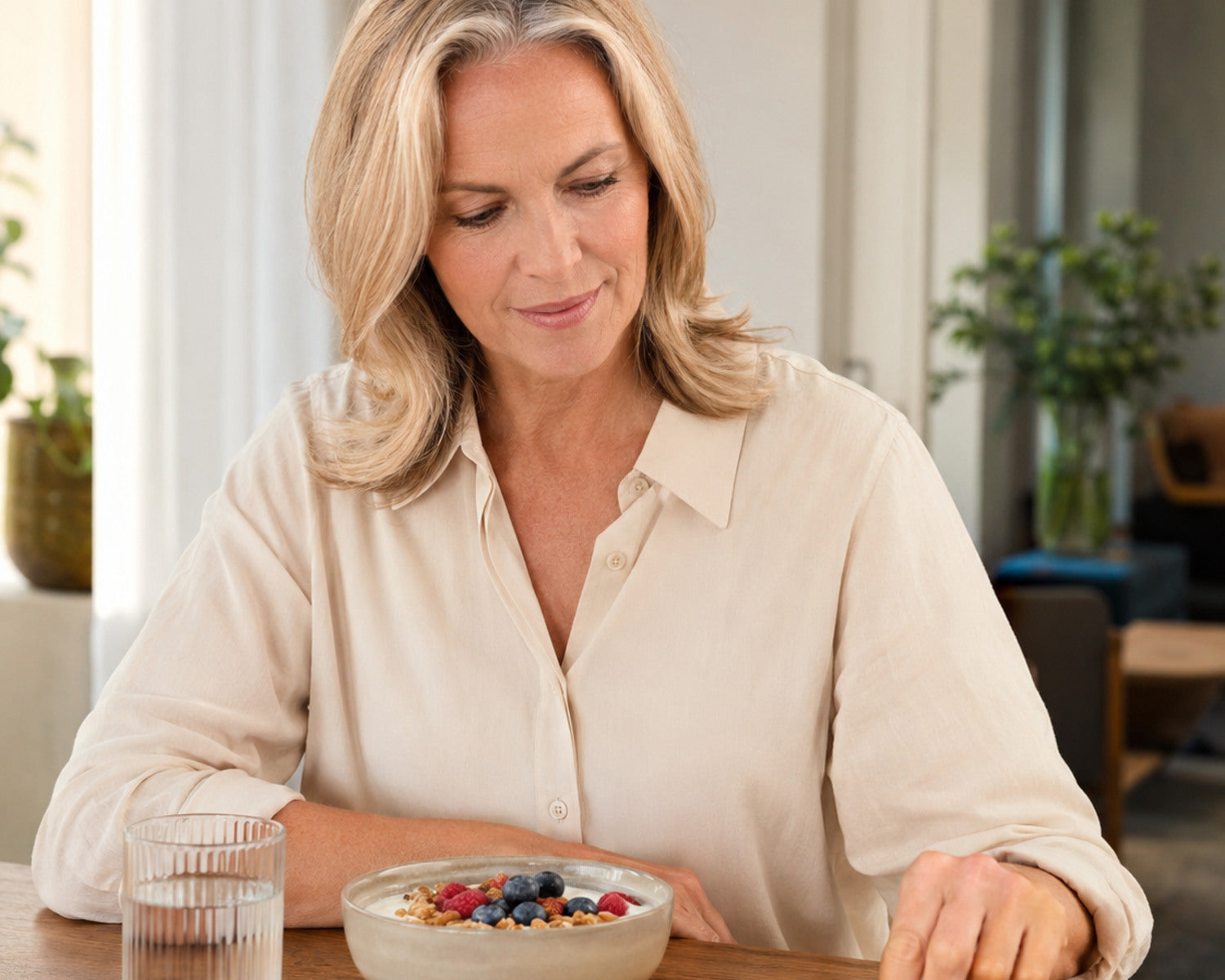 Una donna integra una colazione nutriente con il suo integratore alimentare quotidiano